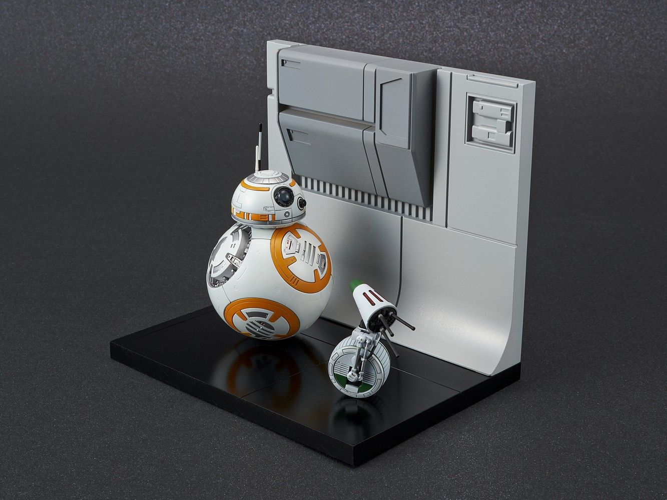 BB-8 & D-O (Rise of Skywalker) Diorama Set 1/12 Scale Model Kit - Image 2