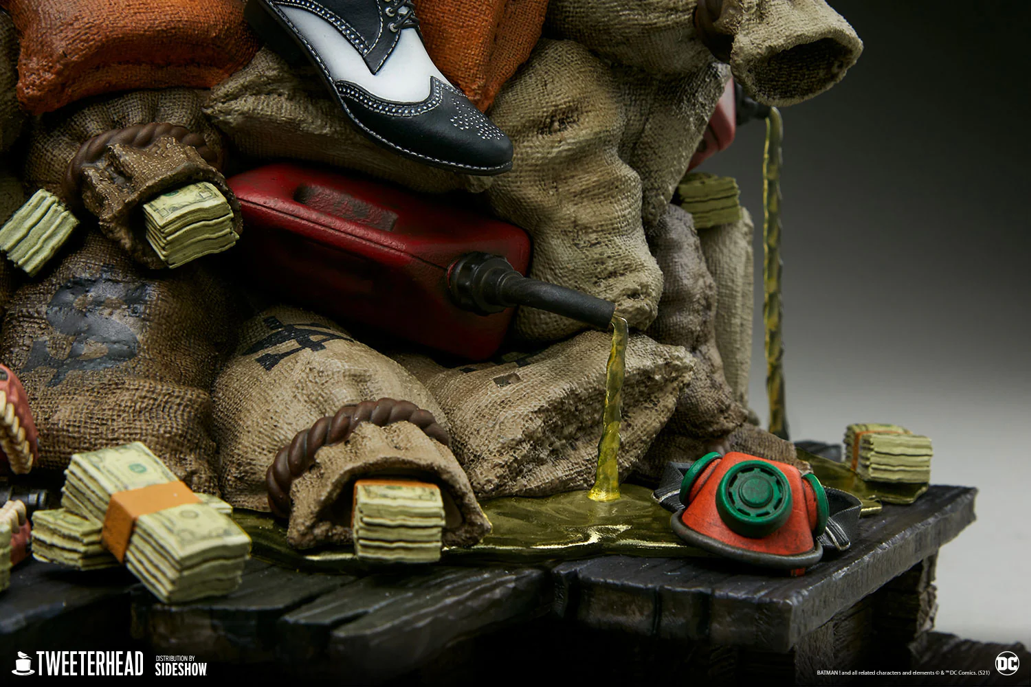 DC Comics - Joker 1/6 Scale Deluxe Maquette - Image 15