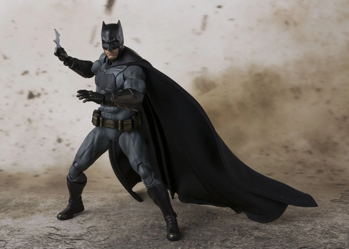 S.H. Figuarts - Batman (Justice League) - Image 3